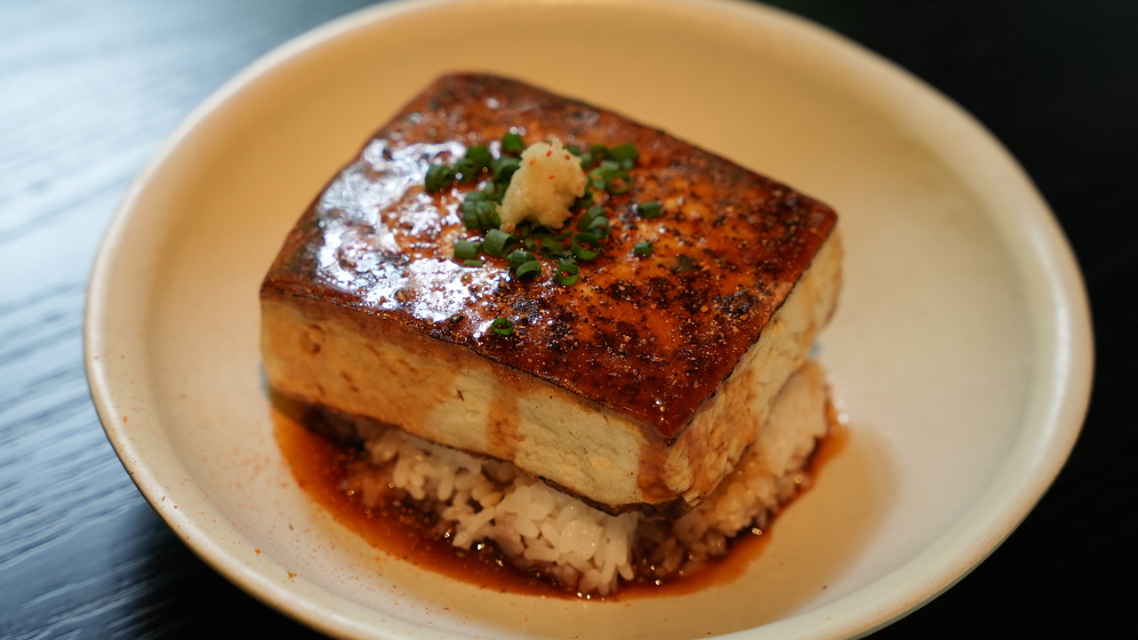 節約に最強の"豆腐丼”が「あの食材」で格上げ？大人気シェフの裏技に「今日作ってみよう」
