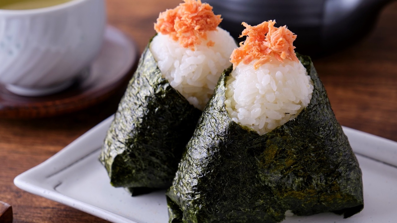 よく食べる“おにぎりの具”といえば？3位「梅」、2位「鮭」を抑えて1位になったのは…200人に聞いた結果をご紹介！