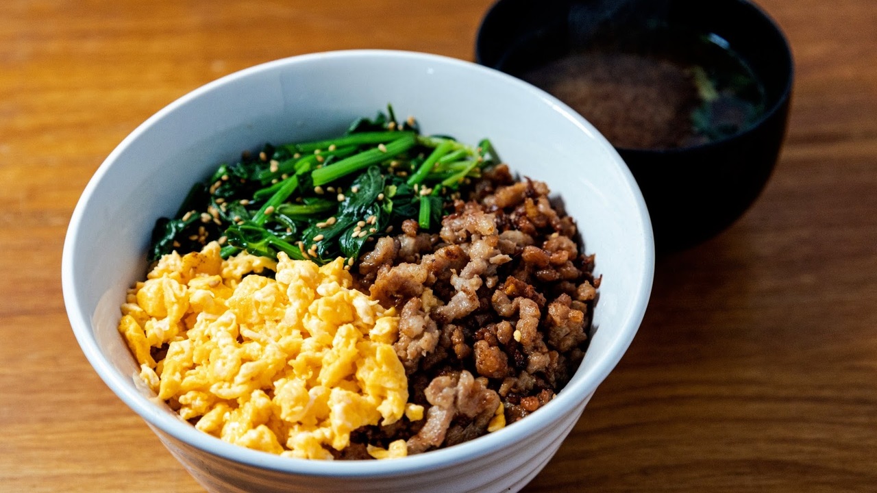 家で作る“丼”といえば？3位そぼろ丼、2位牛丼を抑えたダントツ1位は…