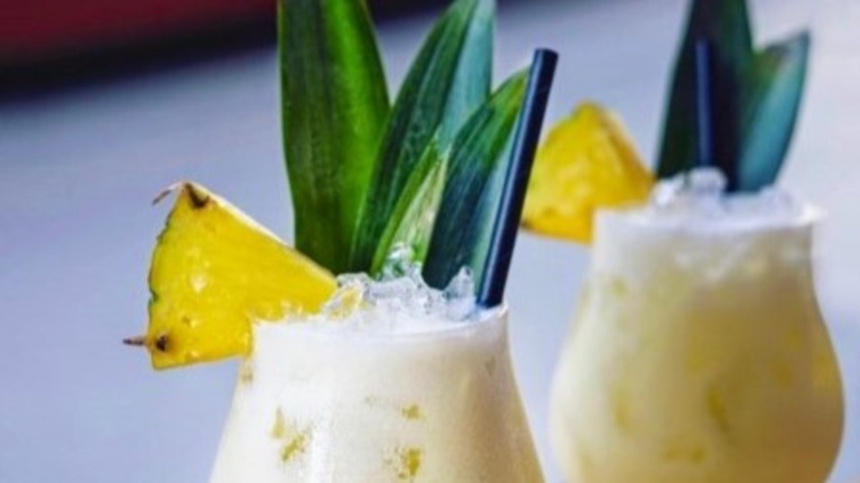 カクテル「ピニャコラーダ」とは？由来や歴史、おいしい飲み方について