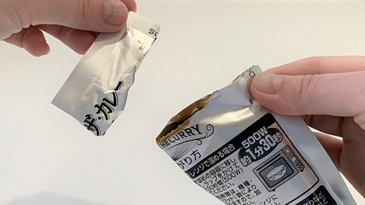 「道具は一切使いません！」手を"汚さず"にレトルトカレーの袋を開ける裏ワザがすごい！