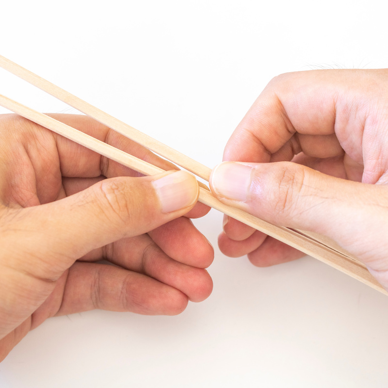 特別な道具は使いません！」割り箸をきれいに割る裏ワザを試してみた
