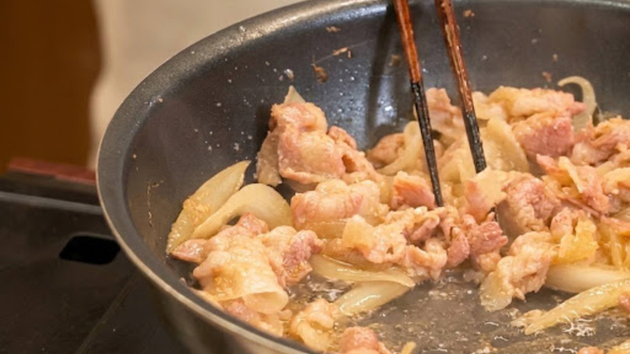 「生姜焼きは油で炒めないで！」100万回再生されたシェフの裏ワザに「ほんと簡単」