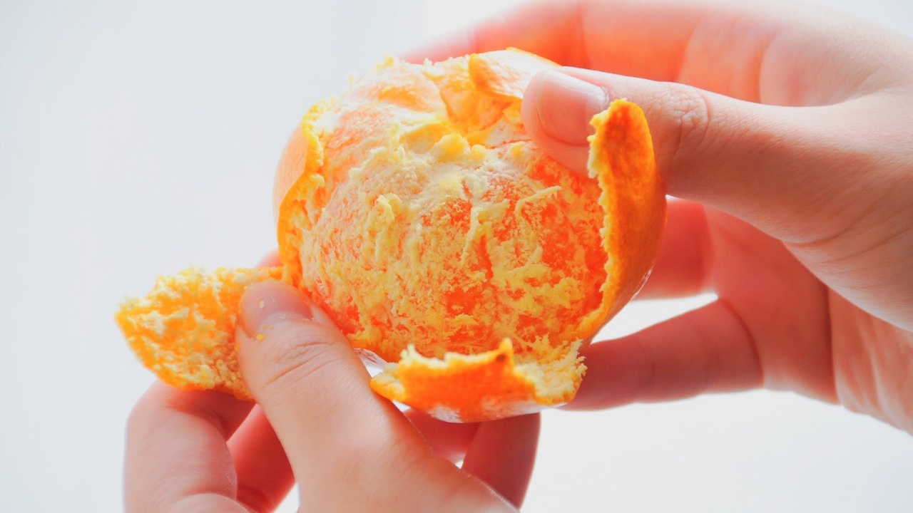 “みかん”を食べると手が黄色くなるのはどうして？気になるけど説明できない現象に「そういうことだったんだ…？！」