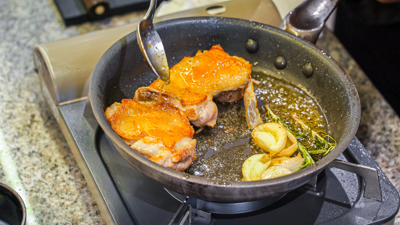 「鶏肉は皮から焼かないで！」200万回再生されたシェフの裏ワザに「人生で一番上手に焼けた」