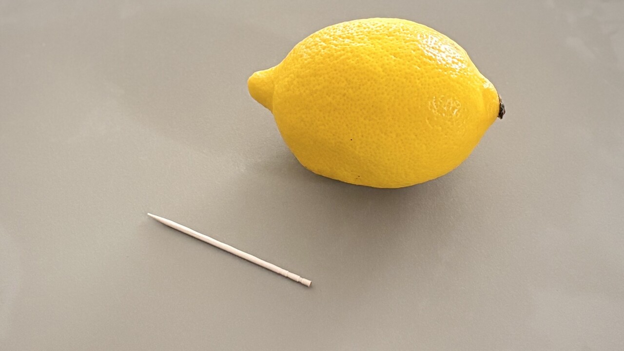 「爪楊枝だけで！？」「これはすごい」レモンの汁を”包丁なし”で超簡単に絞れる裏ワザとは？