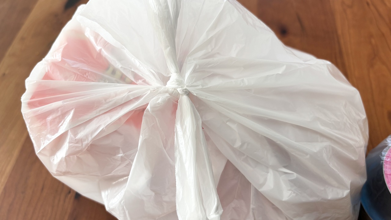 「ストレス減った」「簡単で使える！」キツく縛ったビニール袋を一瞬で開く方法とは？