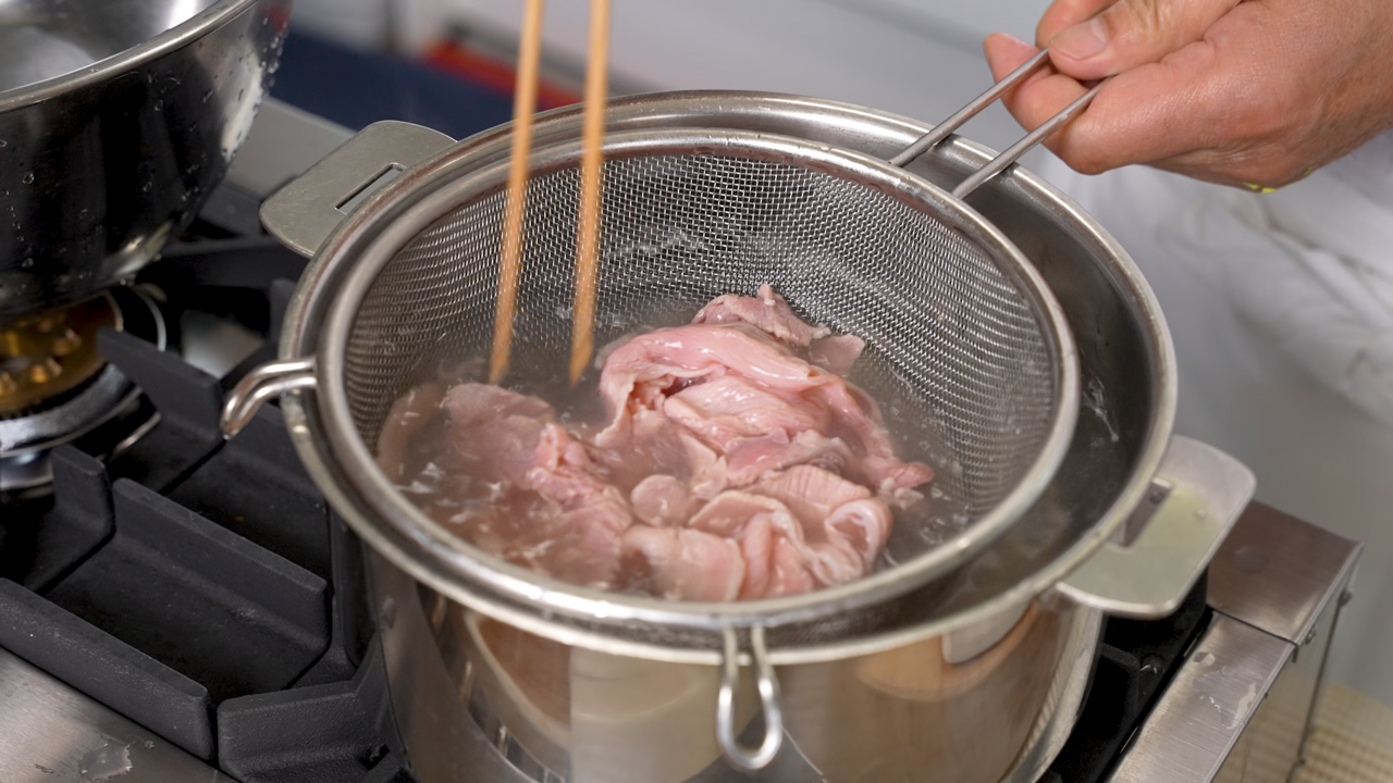 "豚肉の臭みが消えて柔らかく"なります！日本料理の巨匠の裏ワザに「これはガチでやったほうがいい」