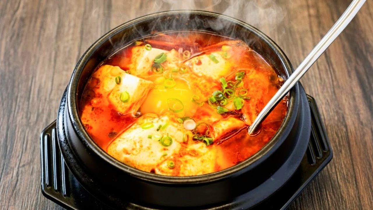“韓国料理”といえばなに？3位スンドゥブチゲ、2位チヂミを抑えて1位になったのは…