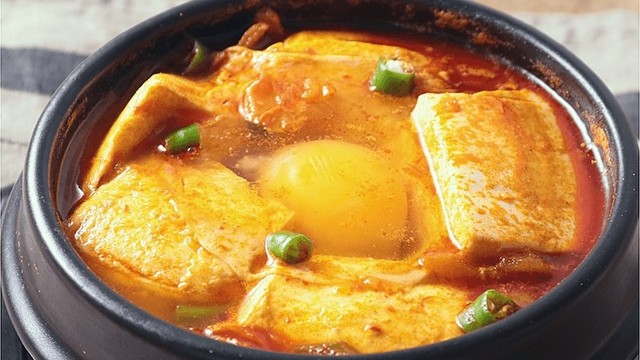 韓国料理の「スンドゥブ」とは？特徴やつくり方、おいしい食べ方まで