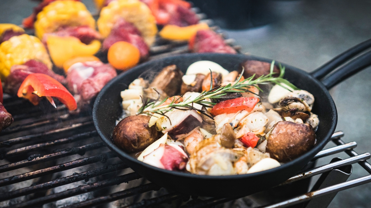 バーベキューにおすすめのレシピ！網・スキレット・鉄板で作れる料理を紹介