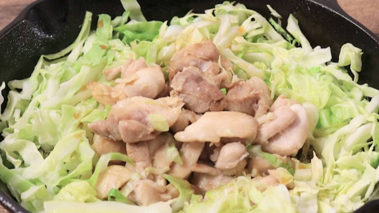 「そのまま出せるから楽！」片付けまで簡単な“ザクザクキャベツと鶏もも肉”のガーリックポン酢焼き