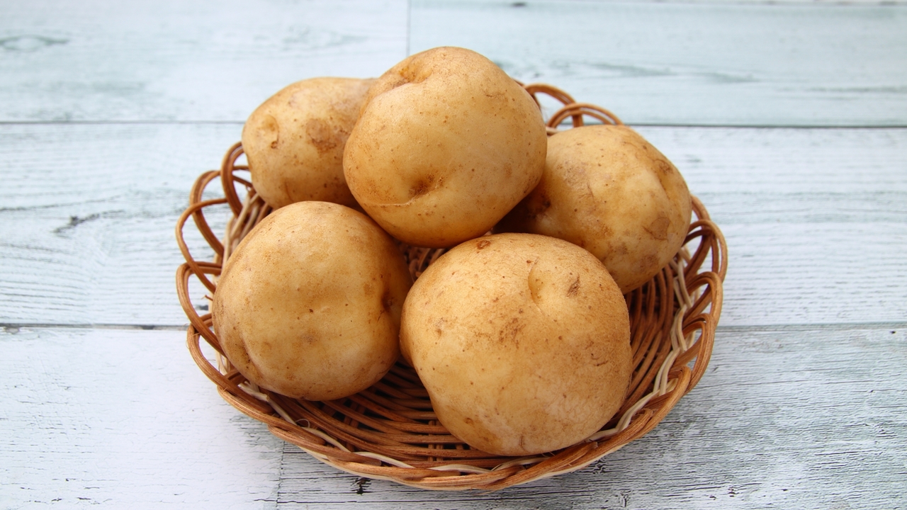 もっと早く知りたかった！ピーラーいらずで“じゃがいもの皮”を簡単に剥く裏ワザとは