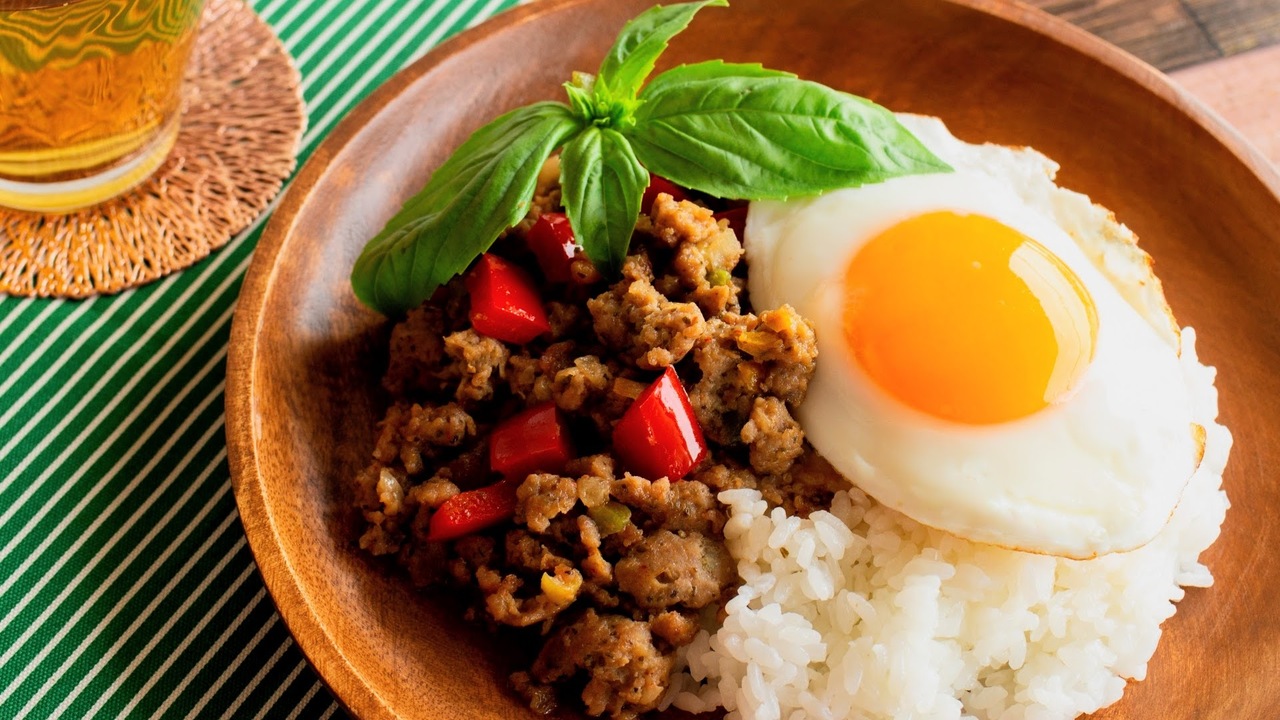 200人に聞いた！“タイ料理”といえばなに？3位グリーンカレー、2位ガパオ、気になる第1位は…