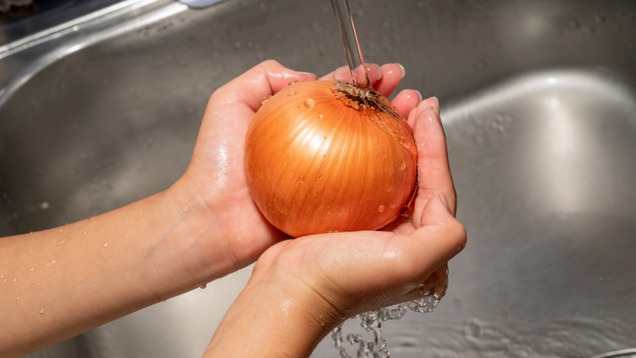 玉ねぎ、皮剥く前に洗う？皮剥いた後に洗う？意外と迷う問題に「そうだったんだ...！」