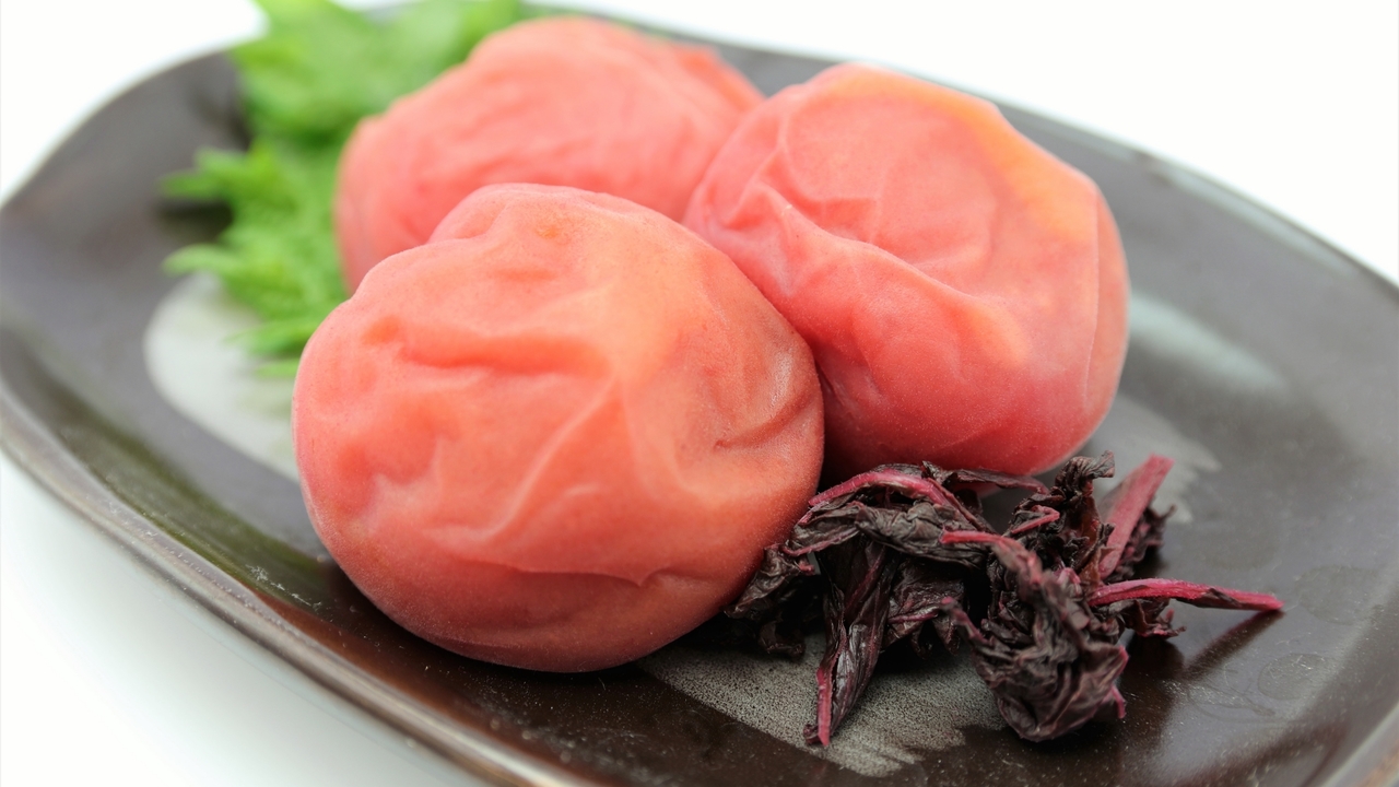 【梅干しの塩抜き】酸っぱすぎて食べられない梅干しを食べやすくする方法を解説!
