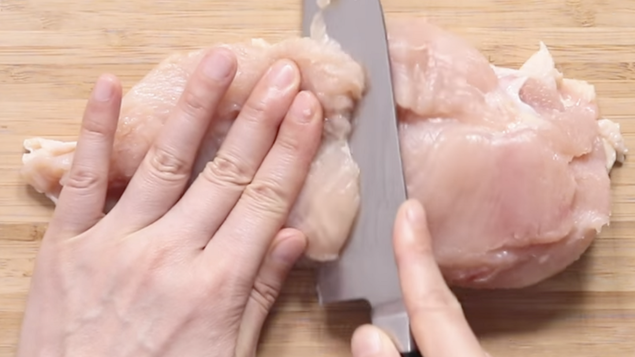 鶏むね肉を切るとき「繊維に沿う」「繊維を断つ」正解はどっち？柔らかくなる正解は...