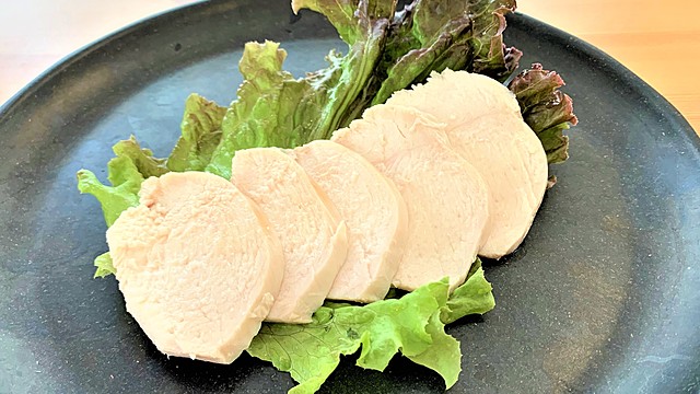 鶏むね肉がパサパサしない！しっとりゆでる裏技を検証 | クラシル
