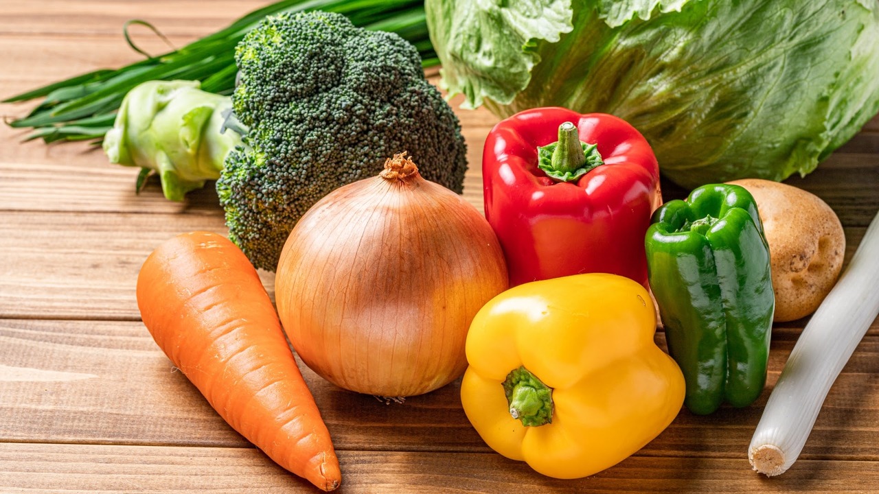 「ついつい買ってしまう野菜といえば？」3位トマト、2位玉ねぎを抑えて、みんなが選んだ1位とは…