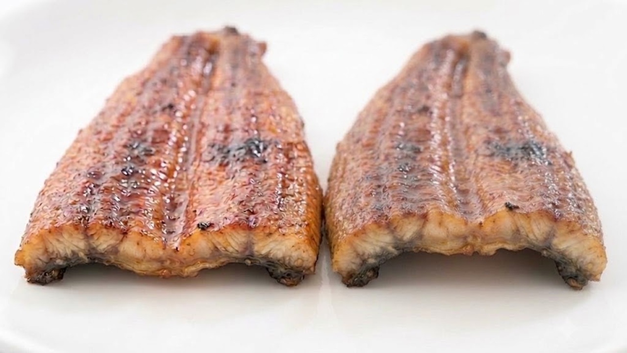 美味しいうなぎ「右と左」どっちを買うべき？形で分かる、やわらかい蒲焼きを選ぶ意外なポイントとは