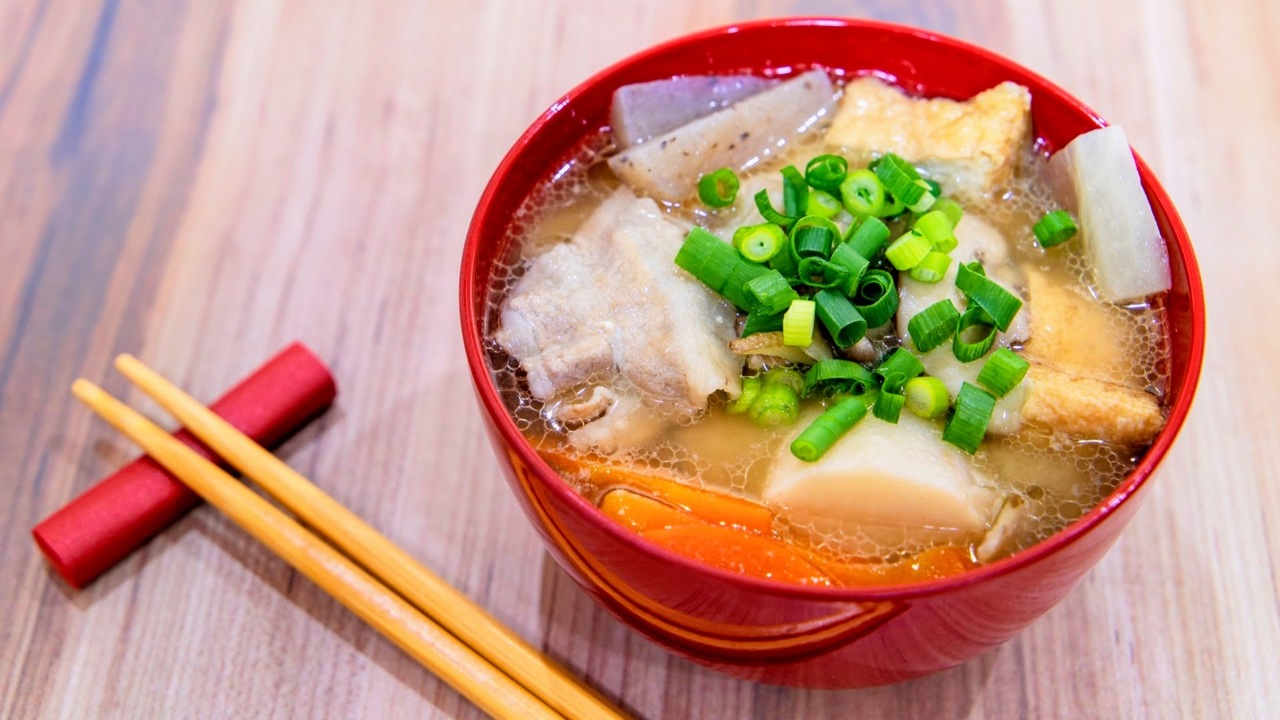豚汁に欠かせない”豚肉以外の具”といえば？3位ねぎ、2位ごぼうを抑えたダントツ1位は...？
