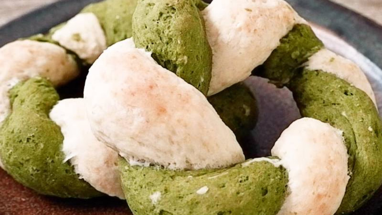 「簡単にできた…！」「材料3つだけ！」サクッ＆もっちり！オーブンで揚げずに作れる“抹茶の焼きドーナツ”の作り方
