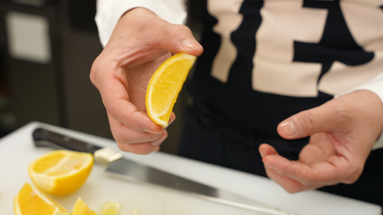 "レモンを絞っても手が汚れない"裏ワザとは？ミシュラン店のひと手間に「考えたこともなかった！」