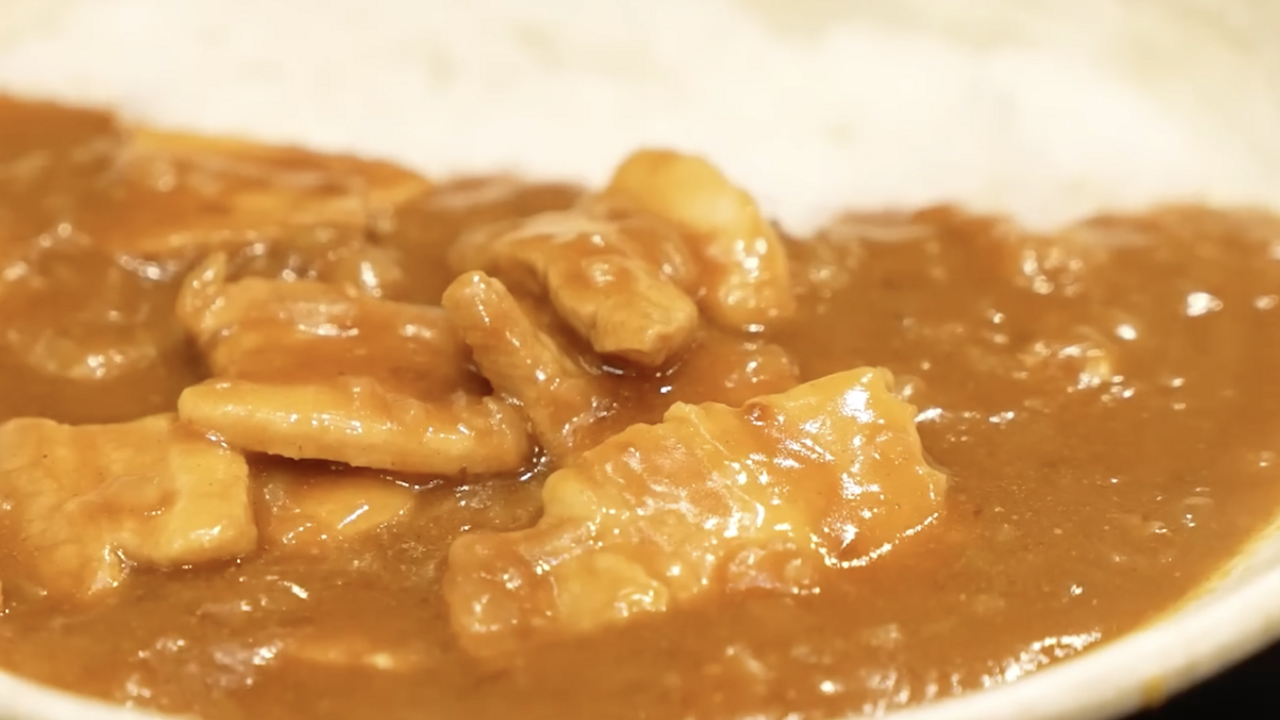 「これだけは用意して」家のカレーが劇的に美味しくなる、たった1つの“調味料”とは？シェフの裏ワザに「クセになる」