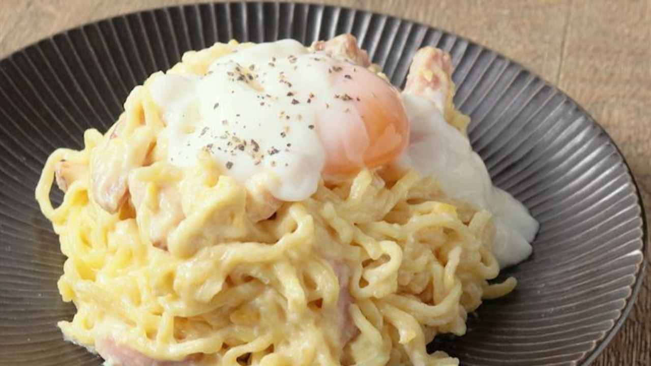 「お昼ごはんコレにしよ！」「インスタント麺でもちもち！」ワンパンで作る”カルボナーラ”レシピ