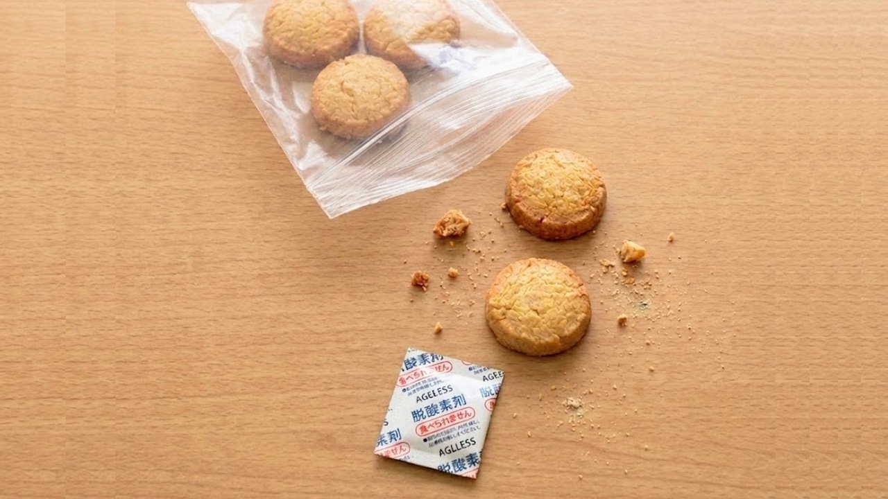 お菓子の袋を開けたら“脱酸素剤”が熱い！【捨てる？捨てない？】正解に「知れてよかった！」