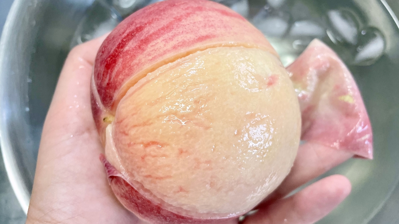 「まだ包丁使ってるの？」“桃”の皮がつるんと剥けちゃう裏ワザ！