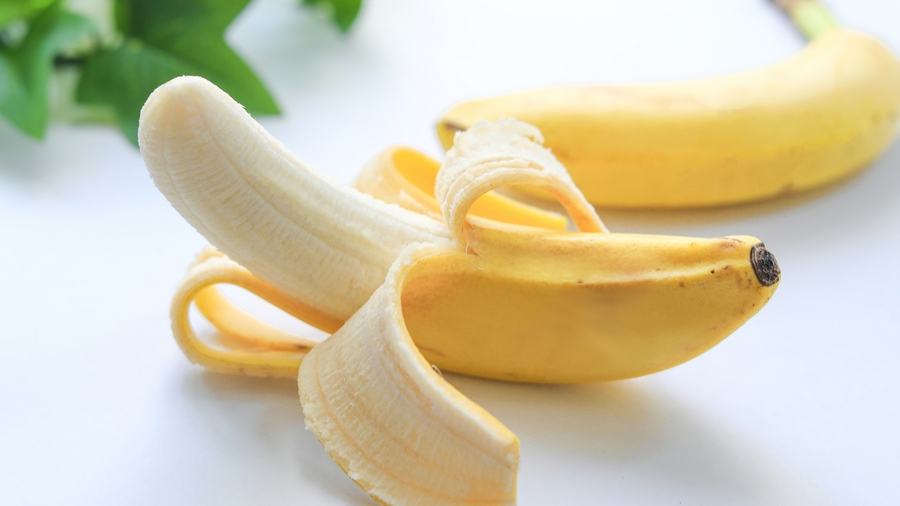 バナナの筋、簡単に取れる剥き方に「すごい！」「一瞬で！？」