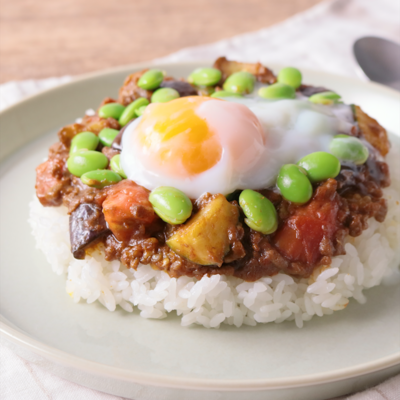 野菜の旨味がたっぷり溶け込む！【夏野菜カレー】7選