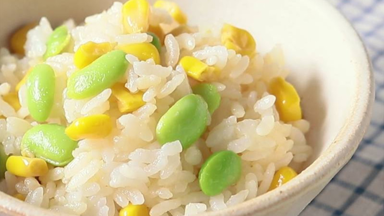 「混ぜるだけでこのおいしさ」「これ何回も作ってる！」バター風味の枝豆×コーンごはんの作り方