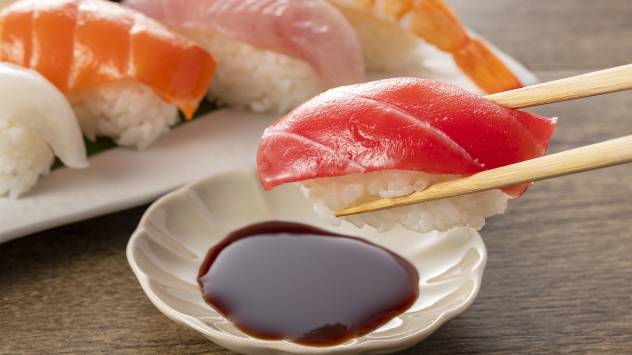 お寿司は箸と手、どっちで食べるべき？醤油の付け方は？知って得するマナーに「そうだったのか！」