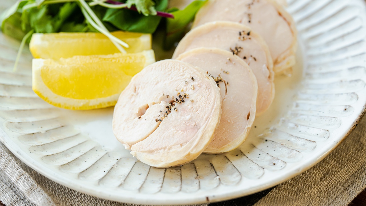 "鶏ハム"を一晩置かずに作るには？時短でジューシーに仕上げる裏技に「想像以上の美味しさ！」