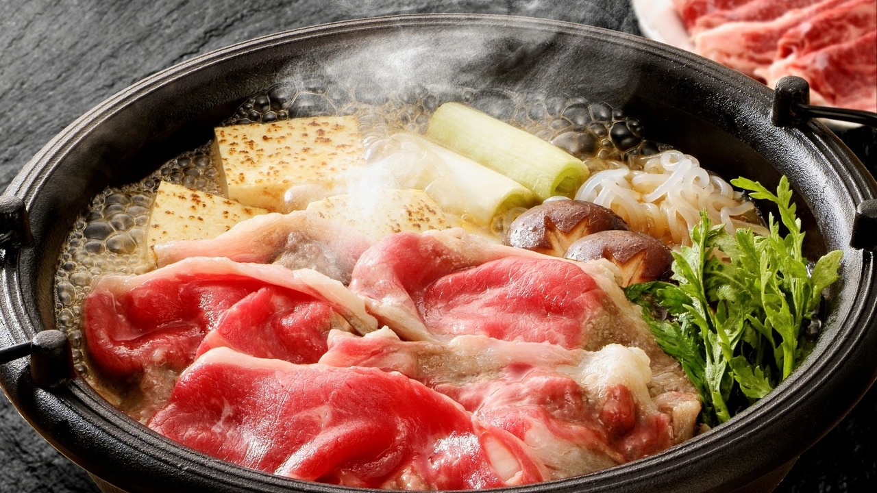 “すき焼き”にかかせない「牛肉以外の具」といえば？3位豆腐、2位しらたきを抑えた第1位は…