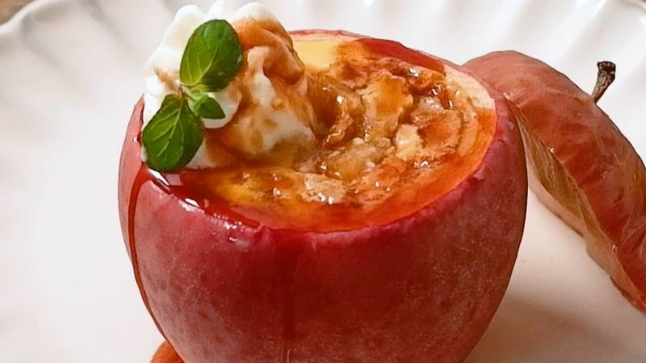 「どうやって作るの！？」「おいしそう...！」シャキシャキ食感がたまらない！りんごを丸ごと使った”おやつ”の作り方