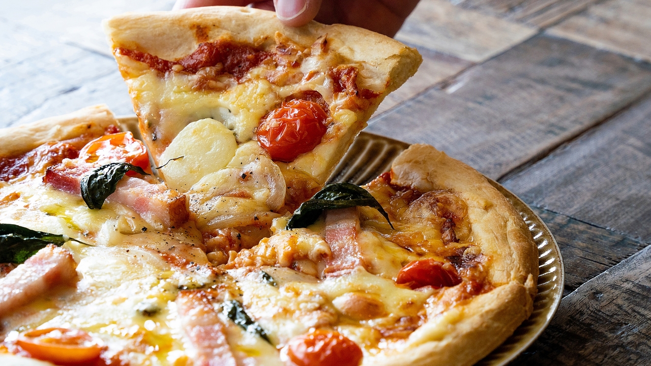 誰でもピザを“きっちり”7等分にする裏技を実践！もっと早く知りたかった方法とは…