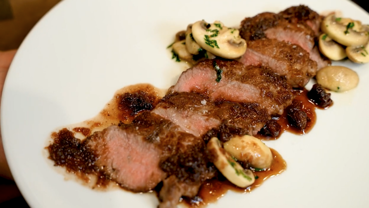 1枚500円以下のステーキ肉でOK！79万回再生されたシェフの"焼き方"に「こんなに違いが出るの凄い」