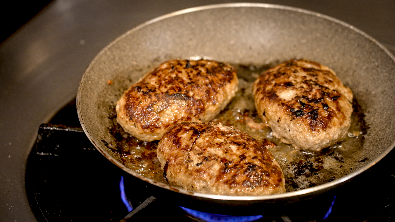 焼いてる途中で"ハンバーグ"が型崩れしない！シェフの裏ワザに「感動」「1番分かりやすい！」