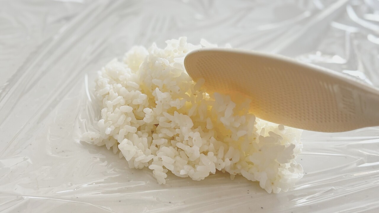 冷凍ごはん、ラップの包み方を工夫すると均等に温まる！？「すごい」「知れてよかった！