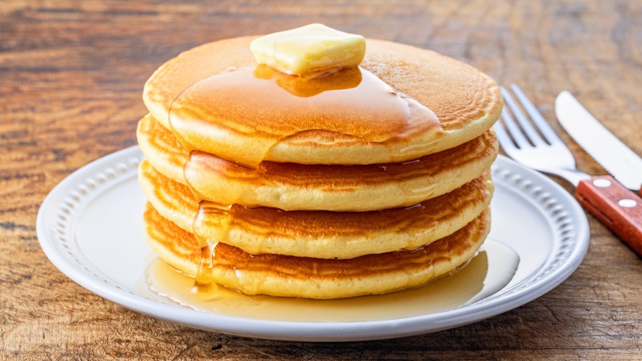 “ホットケーキ”にかけるものといえば何？3位はちみつ、2位バターを抑えてダントツ1位だったのは…