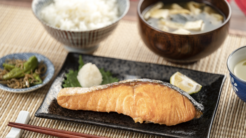 電子レンジだけで！？絶対に失敗しない”焼き鮭の作り方”とは？「すごく