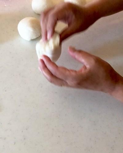 ＊パンの丸め方のコツ＊﻿
