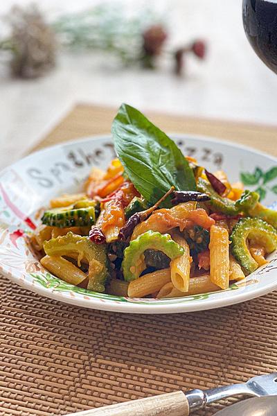 ゴーヤとフレッシュトマトのペンネアラビアータ