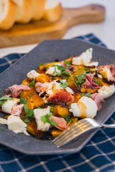 焼きかぼちゃとモッツァレラのサラダ