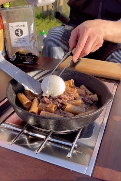 リッチなチーズを使ってワンパンでラグーパスタ