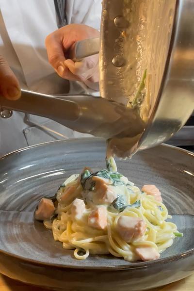 サーモンとほうれん草のクリームパスタ🍝