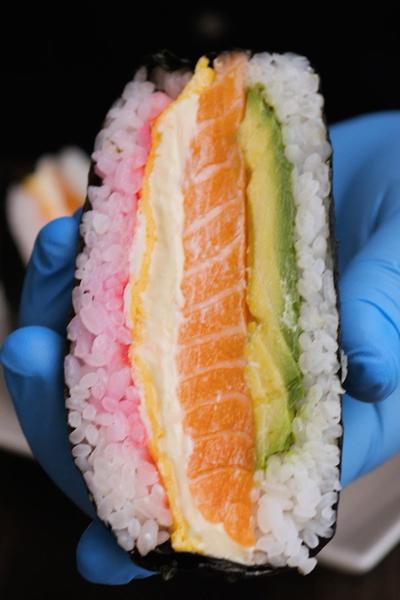 ふわふわサーモンサンドイッチ🍣🍣究極のお寿司の誘惑